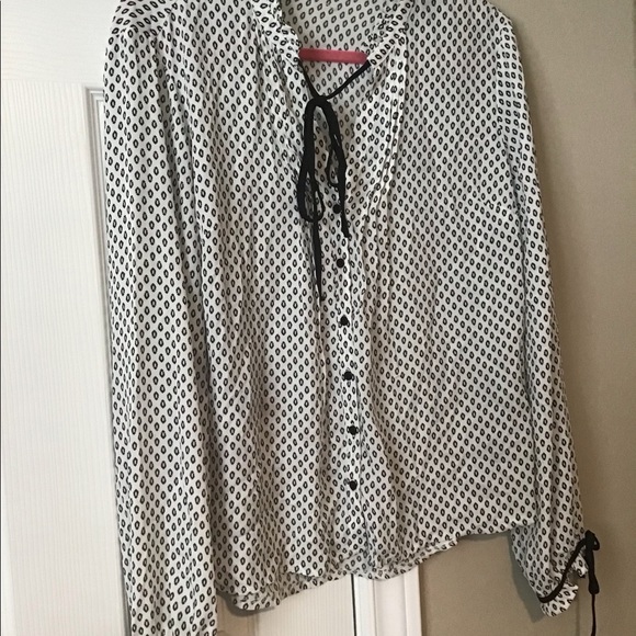 A brand new black and white blouse - Picture 8 of 13